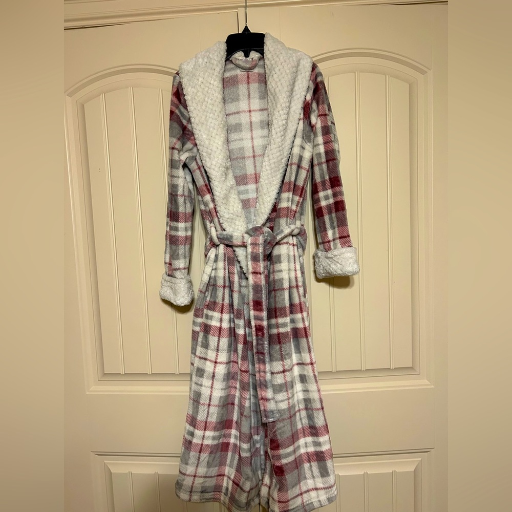 Plush warm winter robe. Plaid in gray, white and maroon. Size is Small 4/6